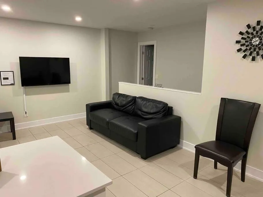 Image 4 of 3 Bedroom Home, 3 Queen Beds, Close To All Amenities