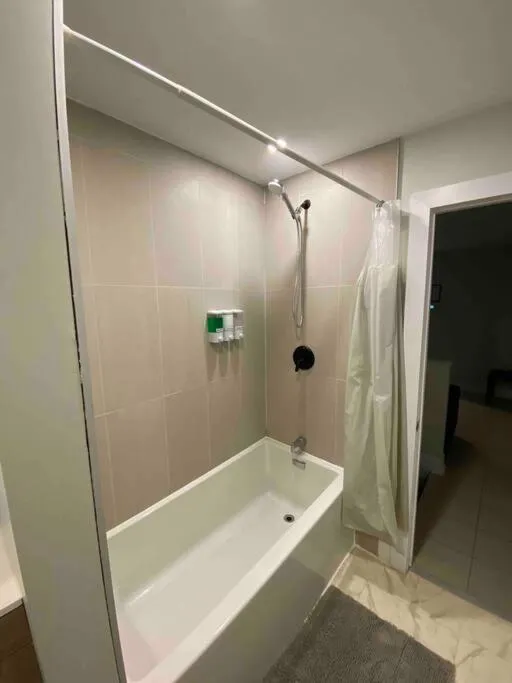 Image 3 of 3 Bedroom Home, 3 Queen Beds, Close To All Amenities