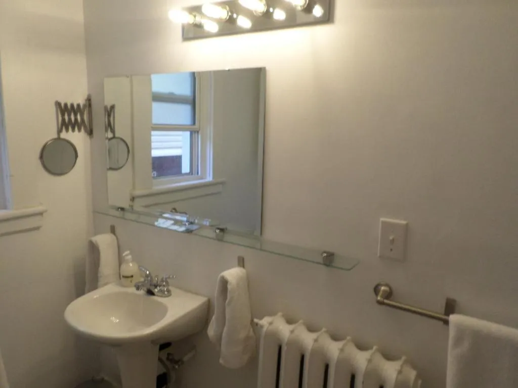Image 2 of Beautiful, Clean, Quiet 2 BR-In Downtown Ottawa. Parking, WIFI and Netflix Included
