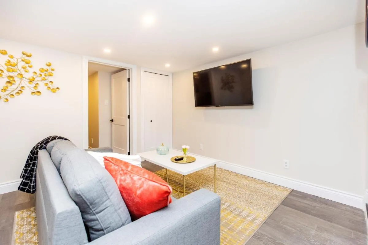 Image 1 of Modern 1BR King Bed near Near Rideau River & DT