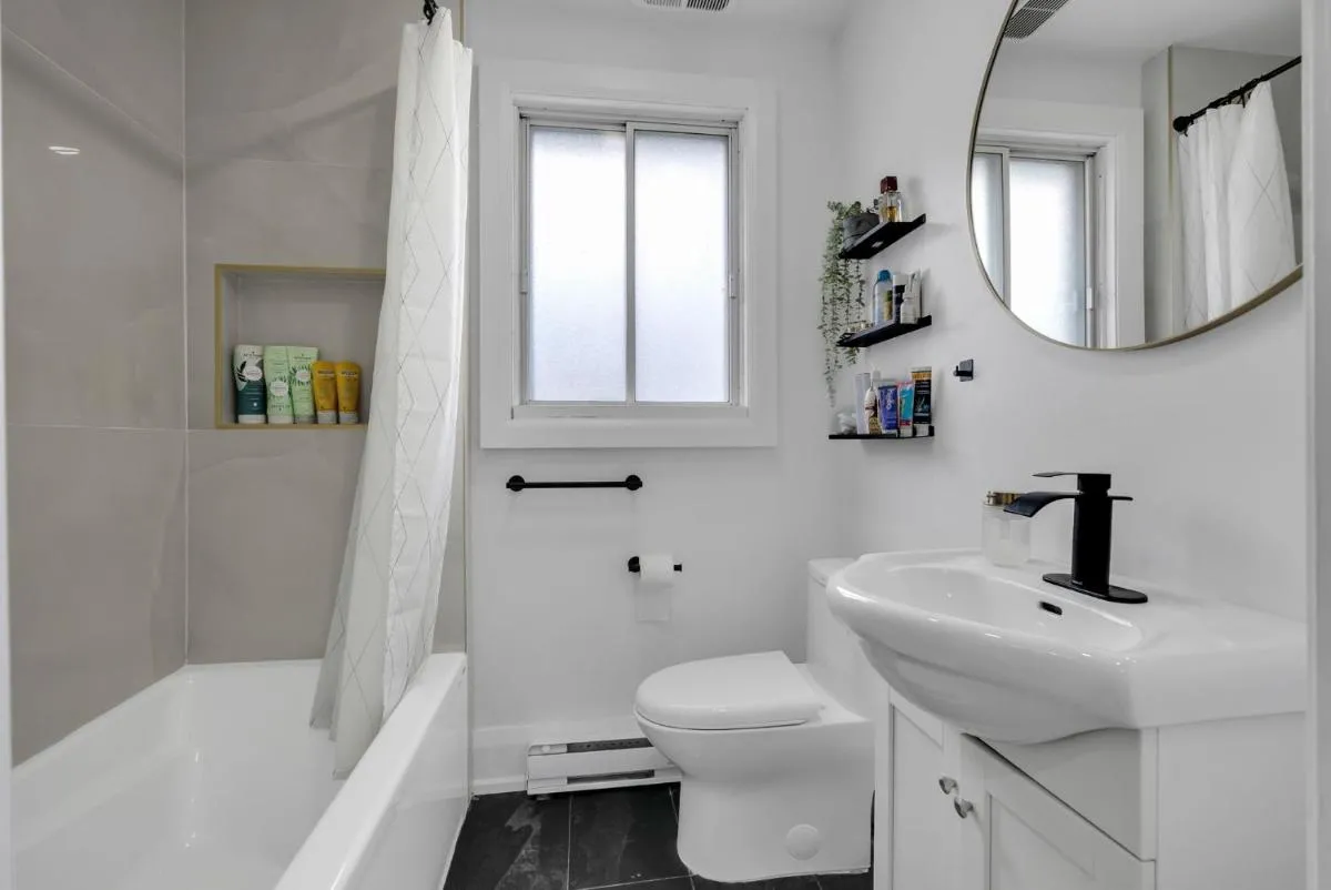 Image 2 of Modern 2BR Apt Near Downtown Ottawa FREE PARKING