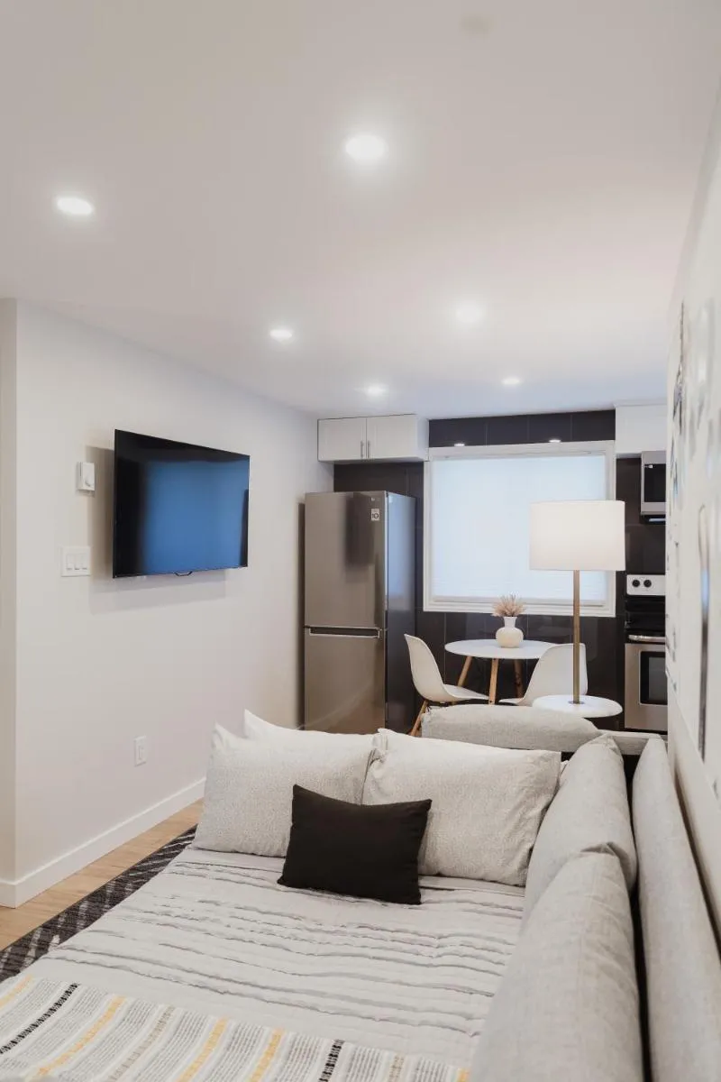 Image 5 of Modern, Luxurious Apartment near Downtown Ottawa