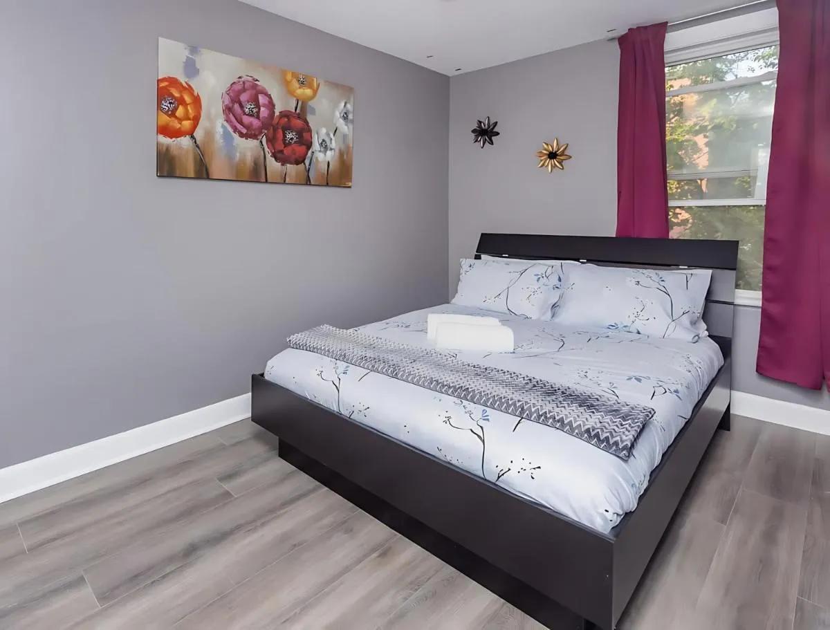 Image 1 of Pet-Friendly – Near University & Byward Market