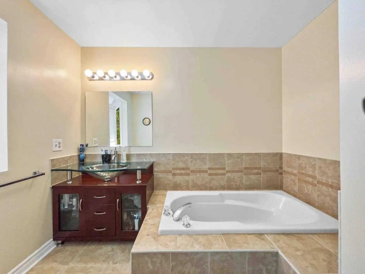 Image 2 of Spacious Family Home Close To Downtown with King Bed num1
