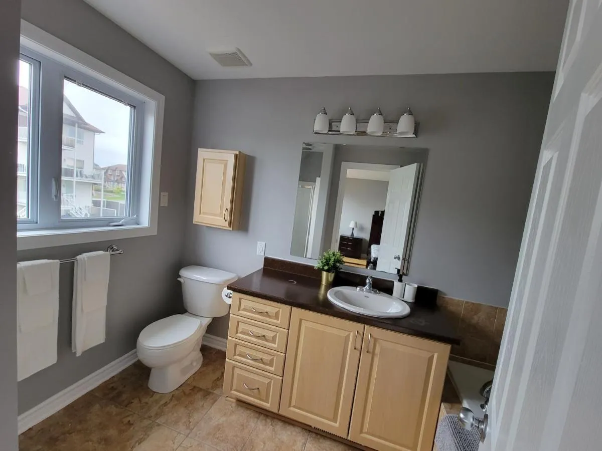 Image 2 of Cozy 3 bedroom town house 20 min from Ottawa down town and airport