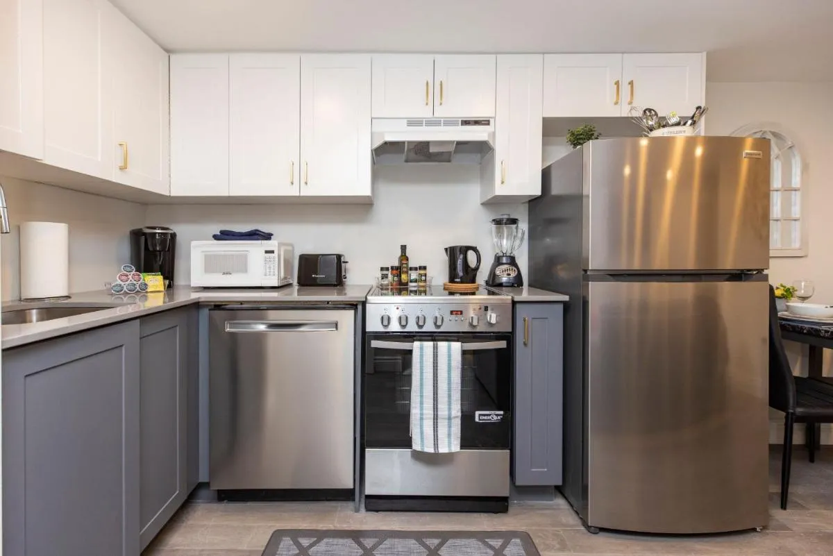 Image 3 of Modern 1BR King Bed Near Rideau River & DT