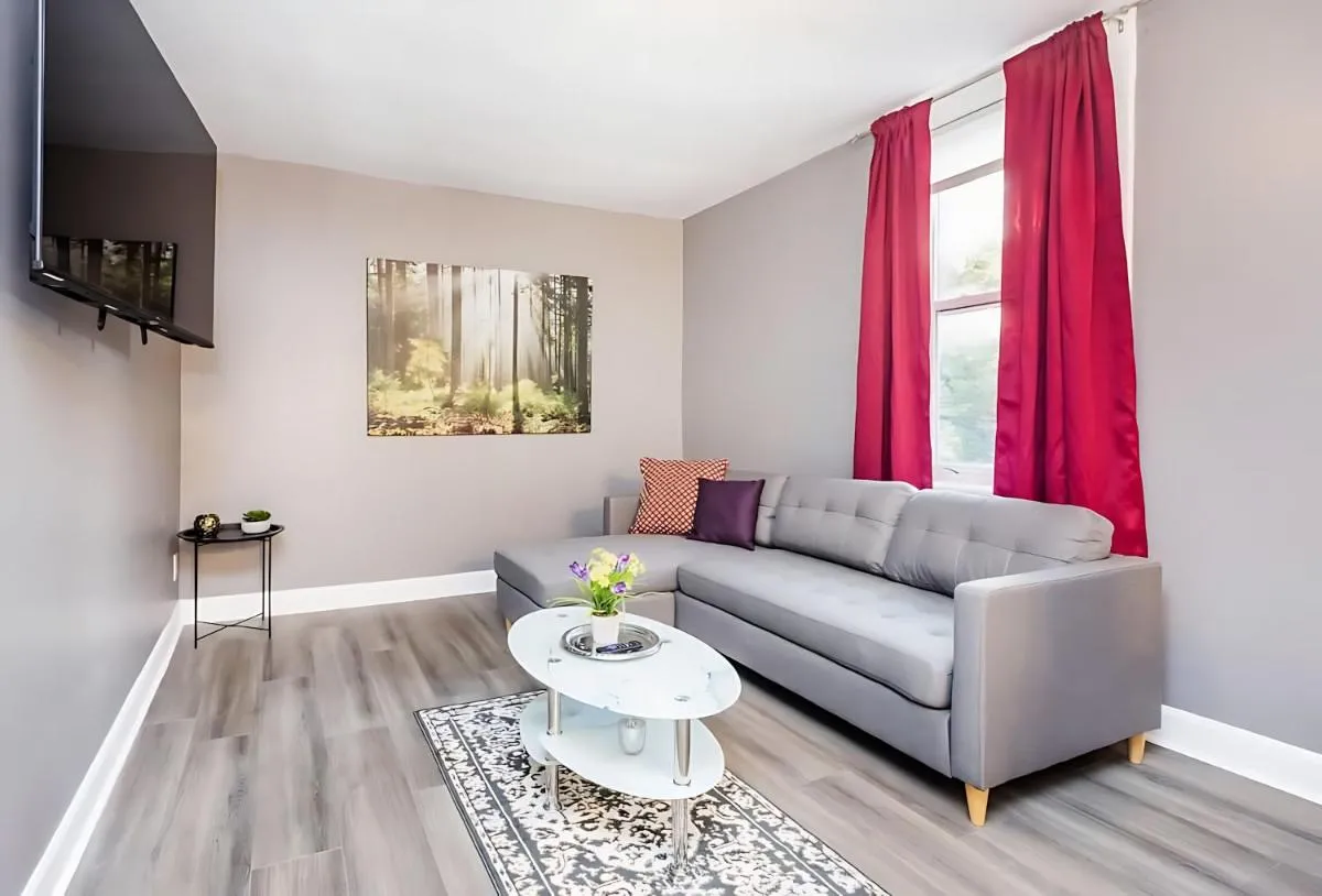 Image 5 of Pet-Friendly 3BR Apartment – Near University & Byward Market
