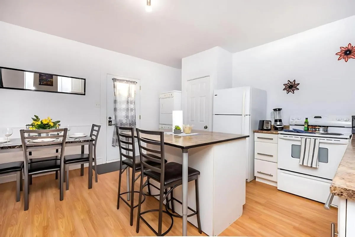 Image 6 of Pet-friendly Apartment – Steps to Rideau Centre