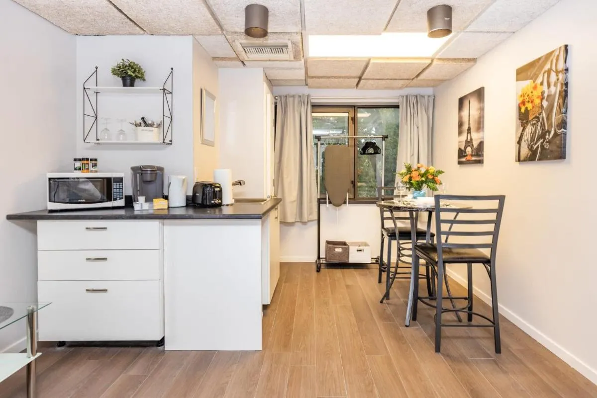 Image 1 of Studio King Bed Apartment – Close to Chinatown