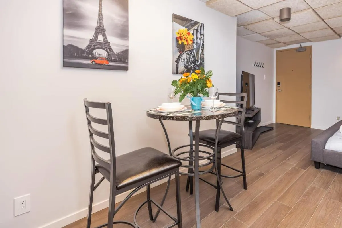 Image 2 of Studio King Bed Apartment – Close to Chinatown