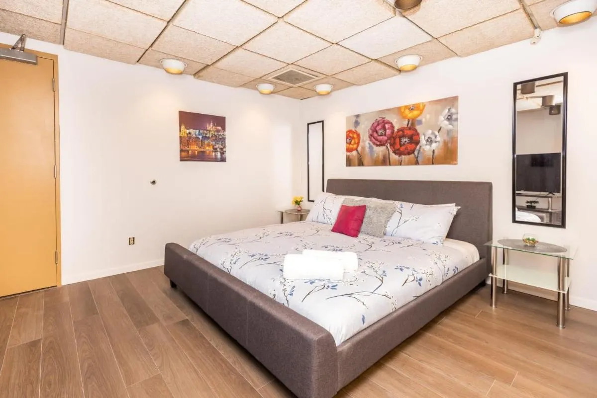 Image 3 of Studio King Bed Apartment – Close to Chinatown
